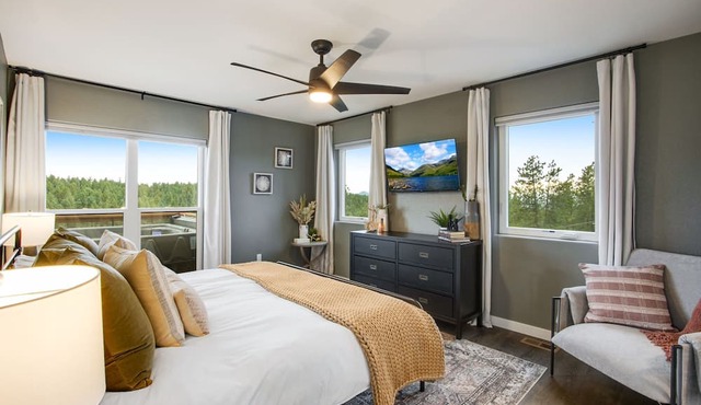 Mountain & Pond Views, Hot Tub, Stargazing, Kid + Dog Friendly, Loft+3BR in Florissant