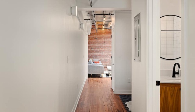 Oak Loft #6 + Walkable to Downtown + Parking in Kansas City