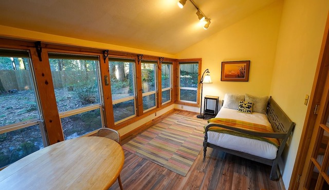 Lolo lodge-Hot tub, trail to river, fast wifi in Rhododendron