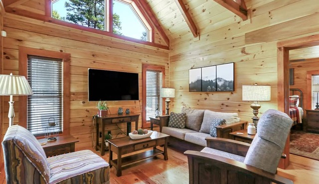 Log Cabin in the Foothills of the Blue Ridge Mountains, Lake Jocassee - Keowee in Salem