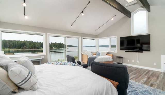 WATERFRONT 3BR/2BA MT RAINIER VIEWS, PRIVATE BEACH in Longbranch