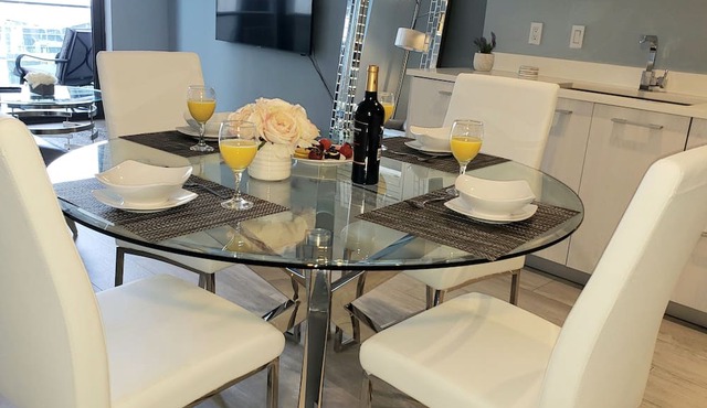 Miami Escape: 1BR+Den near Best! Nightlife, Restaurants, Shops & Luxe Amenities in Miami
