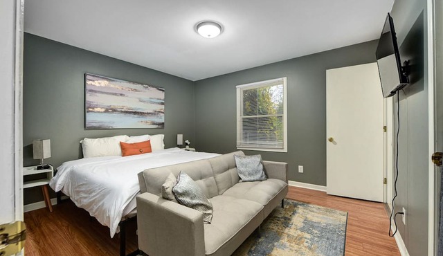 City living W/Hot tub, Pool Table, Movie Theater! in Cleveland