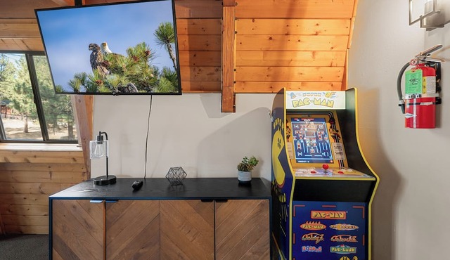 Big Bear Lake 2 Miles Hottub Arcade Games Poker Firepit BBQ in Big Bear
