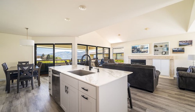Wapato Point Halmalka Condo 510-A, 3 bed 2 bath, Sleeps 8, Next to Outdoor Pool in Manson