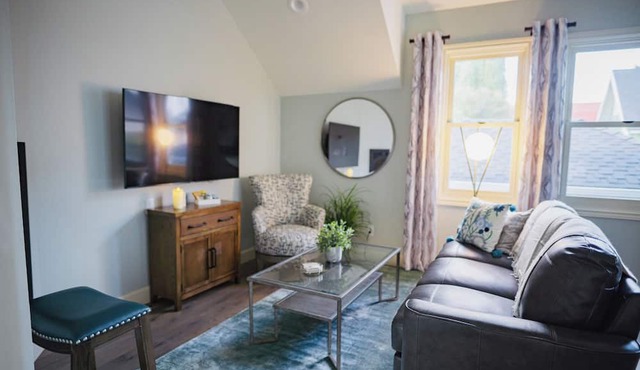 Overlook Cottage, Upscale w/Off-Street Parking! in Portland