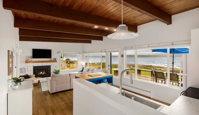 Waterfront cabin w/incredible views & beach access. in Langley