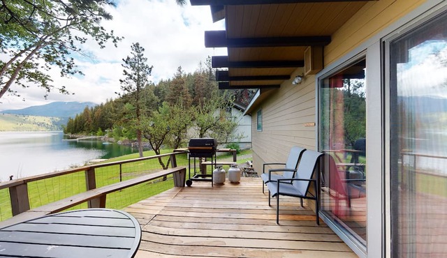 Dog-friendly & attractive lakefront house with water views & washer/dryer in Joseph