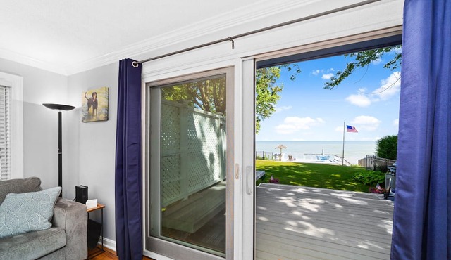 Cozy lake house with spectacular views and private access to the lake in Vermilion