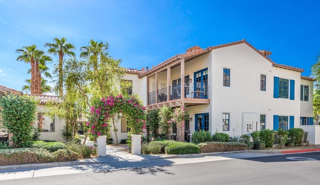 Mountain View! Luxurious Villa near Clubhouse with Mountain Views - Pet Friendly! - Upstairs (C48) in La Quinta