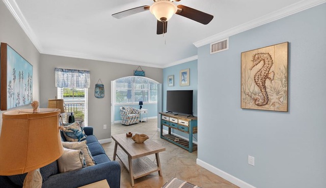 FIRST FLOOR! DIRECT"WATERFRONT" Newly Renovated! Walk to Beach! King Bed in Indian Shores