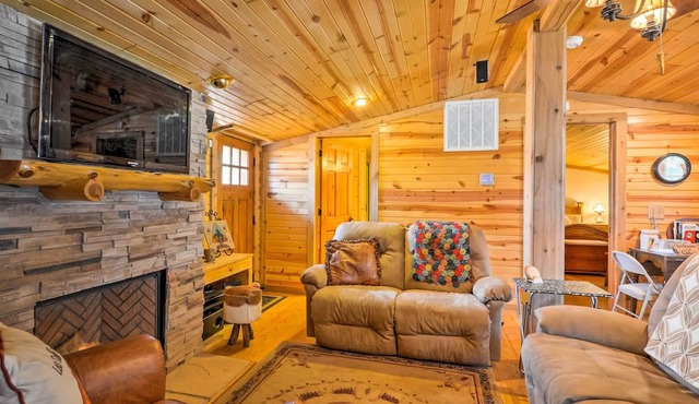 Bartlesville Cabin w/Pool, Hot Tub & Trampoline! in Bartlesville