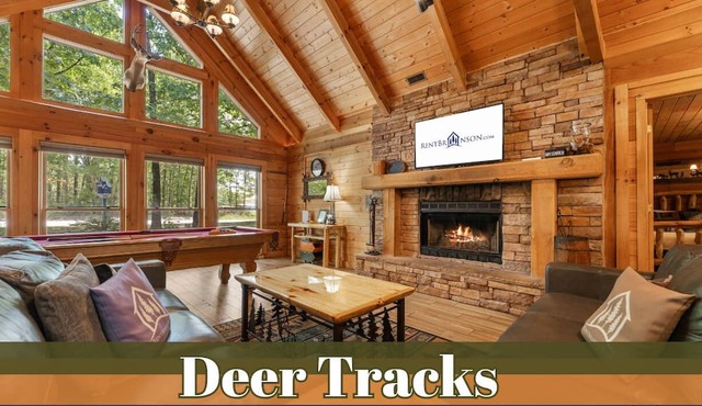 Luxury Log Cabin Near Thunder Ridge Pvt Fenced Yard & HotTub Billiards EV Car Charger Free Tickets in Ridgedale
