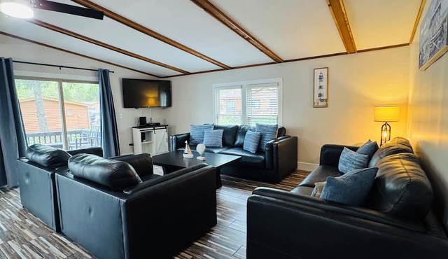 Your Poolside Cabin Escape | 8 ppl | IC6 in Put-in-Bay