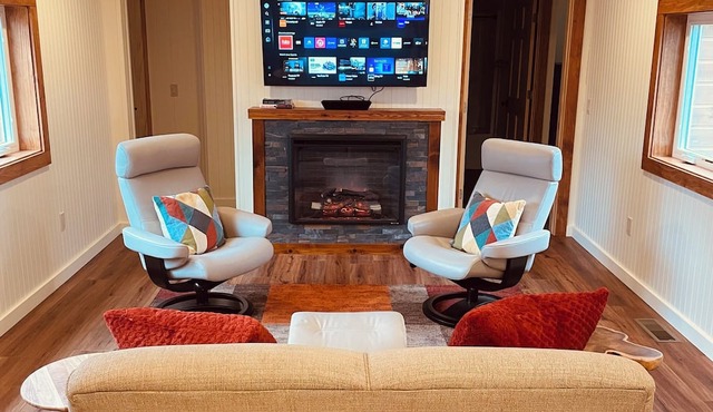 The Mink Cabin in Harbor Springs - 2 bed/2 bath in Private Wooded Setting in Harbor Springs