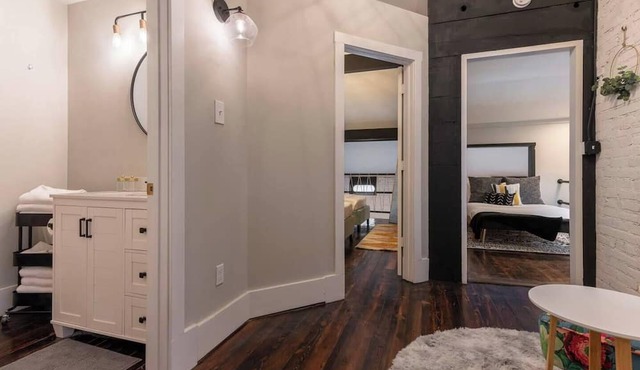 Spacious & Chic - Walk to OTR, DT and Sleeps 11 in Cincinnati