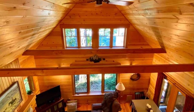 Picturesque McKenzie River Cabin - Log Cabin Inn #1 in McKenzie Bridge