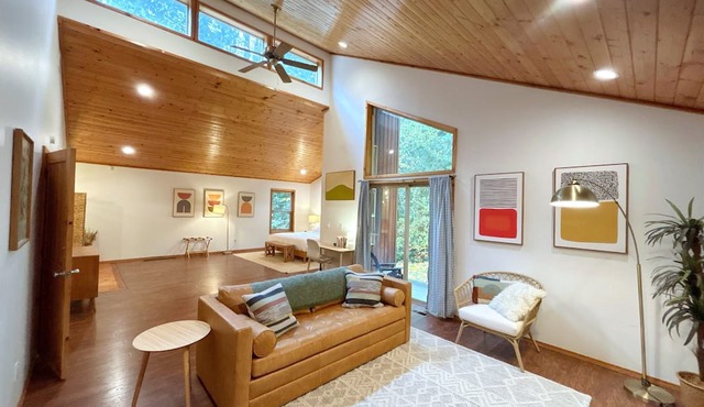 Spacious Mt. Hood Cabin - Hot Tub, Fireplace, EV Charger, Near Trails & Slopes in Mount Hood Village