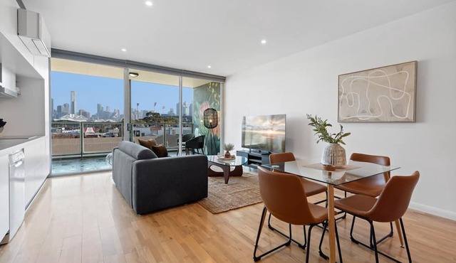 Modern 1-Bed, City Skyline Views & Close to Shops in Richmond
