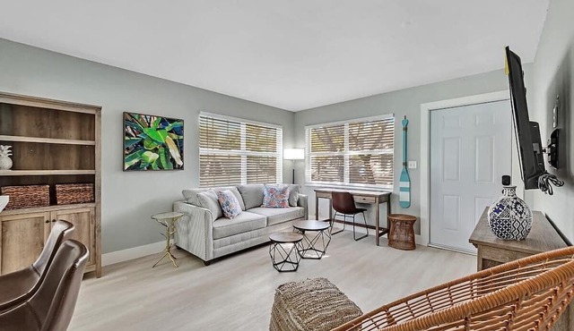North Hollywood Beach 1BR | Walk to Ocean in Hollywood