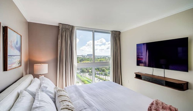 Coconut Grove Beauty! 1/1 Bayview Condo w/Free Parking in Miami