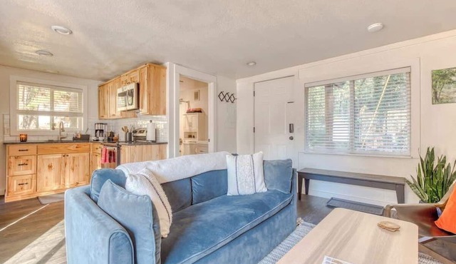 Lolo Bungalow - Private hot tub, riverfront access in Rhododendron