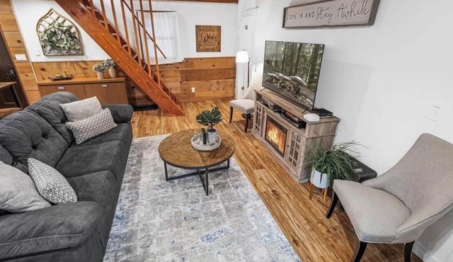Pet friendly cabin with WiFi, AC and workspace in gorgeous Mount Hood Village in Mount Hood Village