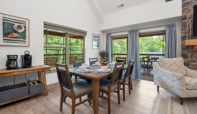 Cedar & Sky—Ozarks Hideaway in Hollister