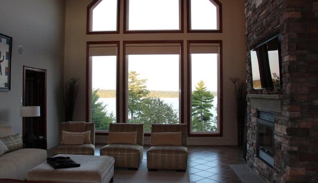 Cozy lakefront chalet retreat. Perfect for couples or families! in Lucasville