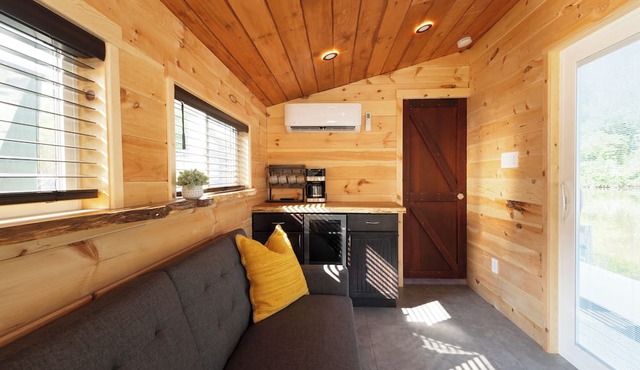 Floating tiny home with AC and WiFi on beautiful Vermilion river in Vermilion