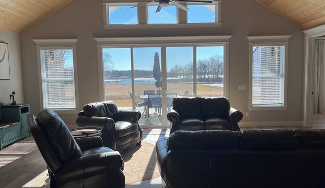 Spacious 5-bedroom house on Monkey Island, Afton with WiFi, AC & slip in dock in Afton