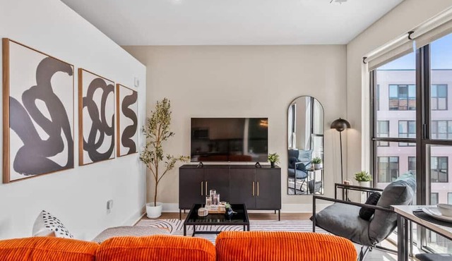 OTR | King Bed | Free On Site Parking | Gym | Pool in Cincinnati