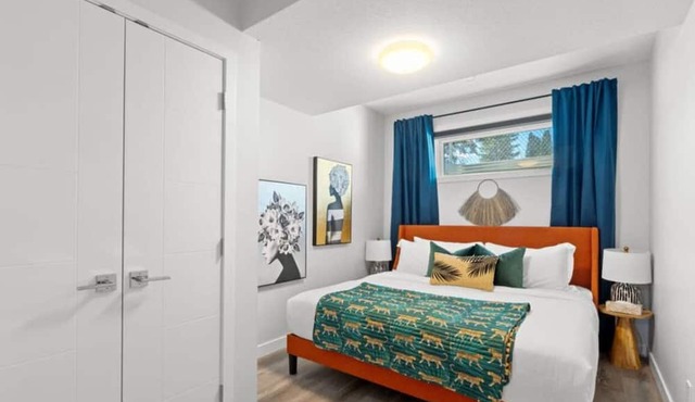 The Den | Centrally Located | King Bed | WiFi! in Edmonton