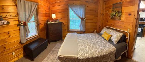 Hidden creek cabin in Alpine