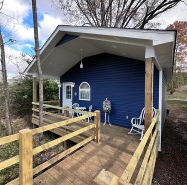Romantic Tea Cottage with Deck and Nature in Cape Girardeau