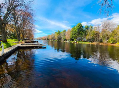 Washago Waterfront Hot Tub, Sauna, Trails, Fish in Gravenhurst