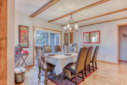 Lazy Bear Lodge · Spacious 6BR Lodge with Chef's Kitchen, Hot Tub, Golf Views and more in Mount Hood Village