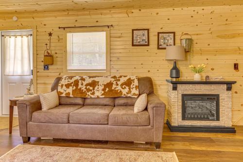 On 40 Acres: Charming Cabin in Zanesville! in Zanesville