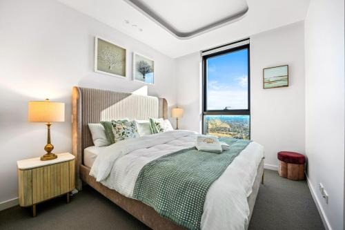 Highrise Luxury Penthouse with City Ocean Mountain View in Box Hill