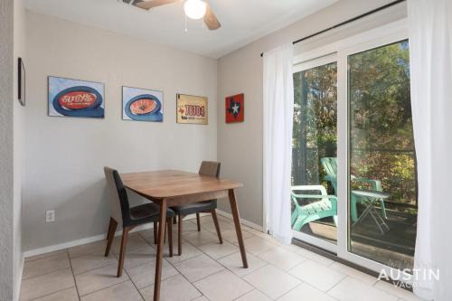 2 Miles to DT Updated Pet-Friendly Home for Four in Austin