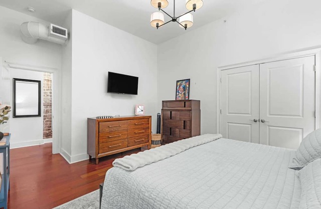 Downtown Loft- Steps away from Plant Riverside! in Savannah