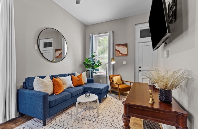Designer Townhome Of Side Jz Rentals 